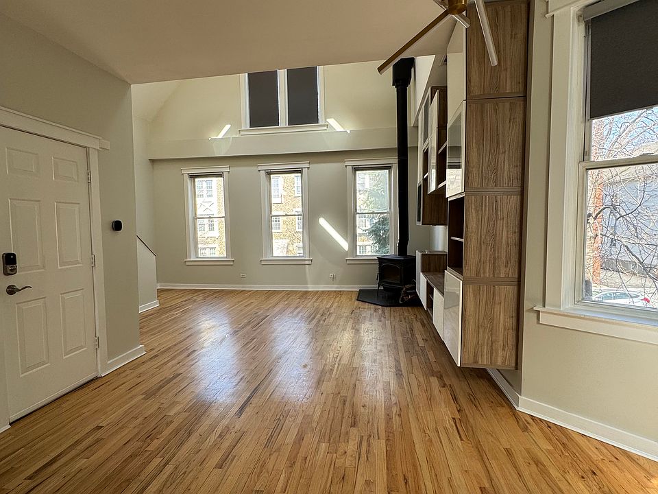 1st image of 1953 W Melrose St #2