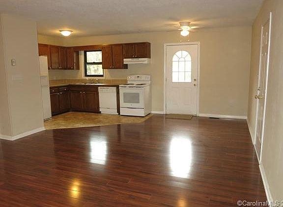 4th image of 176 Persimmon Cir
