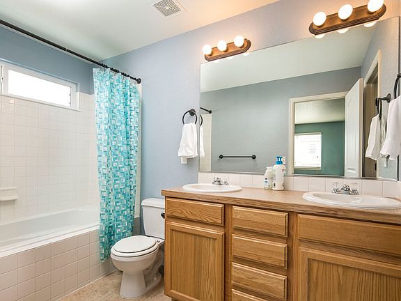 4th image of 16036 Cinnamon Cir