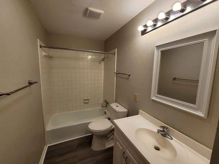 Barton Oaks Apartments — Photo 15