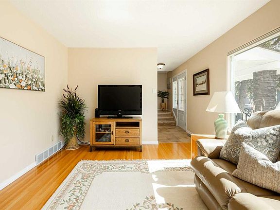 4th image of 412 S Woodbend Rd SE