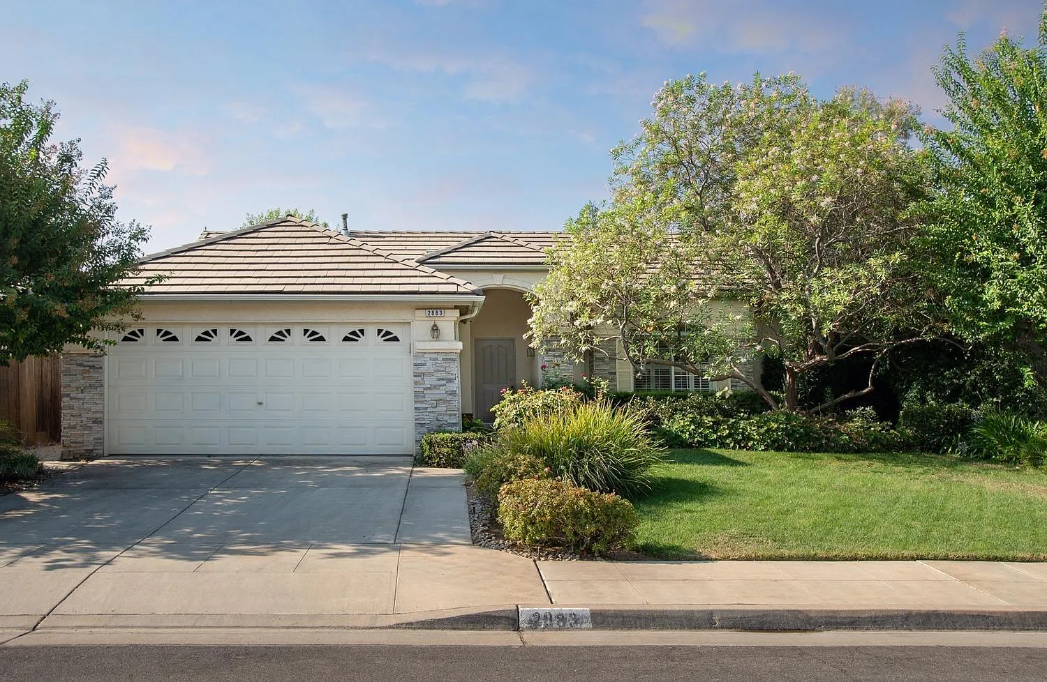 2883 E Shea Dr photo 1