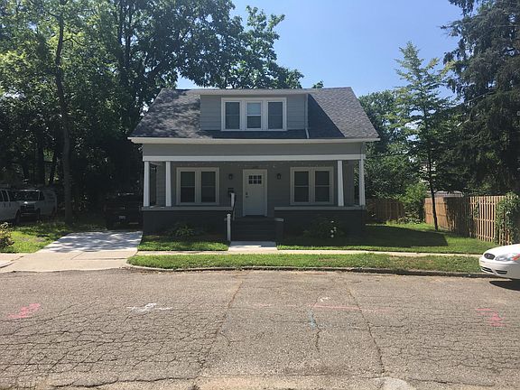 2nd image of 836 Brookwood Pl