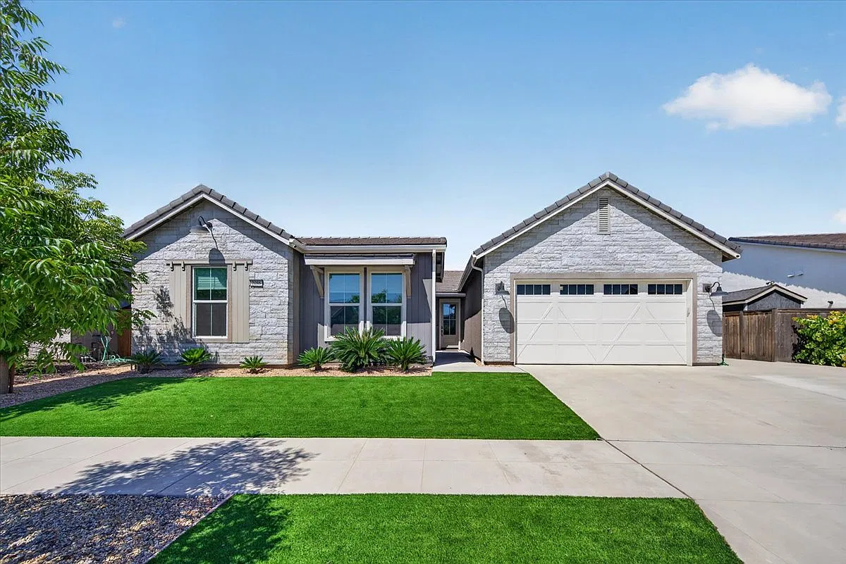 5 bed, 2580 sqft, $3,195 — Photo 3