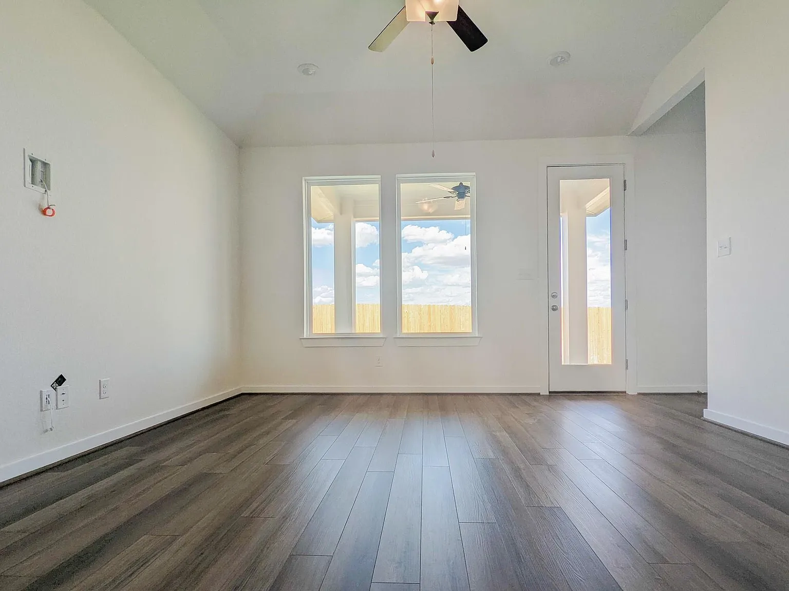 3 bed, 2.0 bath, 1589 sqft, $2,150 — Photo 3