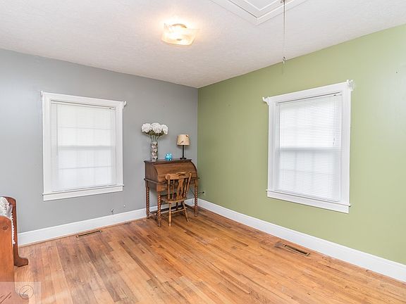 5th image of 208 Hooks Ave