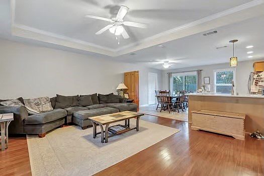 5th image of 180 Celadon St