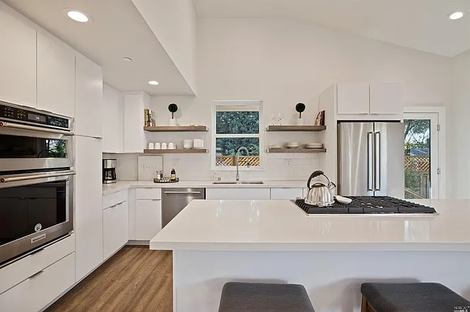 533 N Cloverdale Blvd — Photo 7