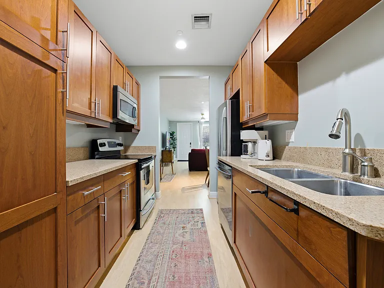 232 SW 14th Ave — Photo 6