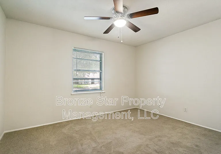 1429 Whitehall Dr — Photo 6