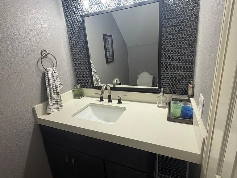 702 N Holiday Dr #3 — Photo 4