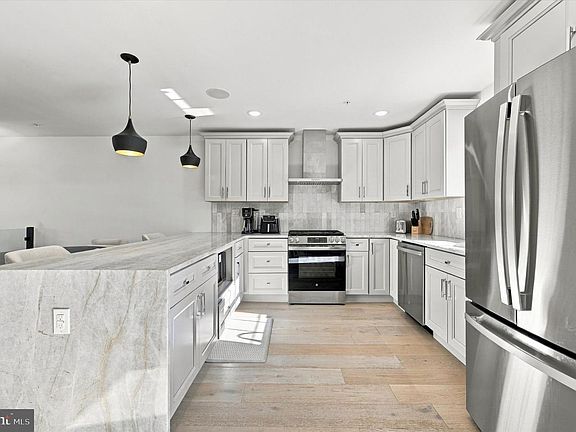 5th image of 124 E Sharpnack St