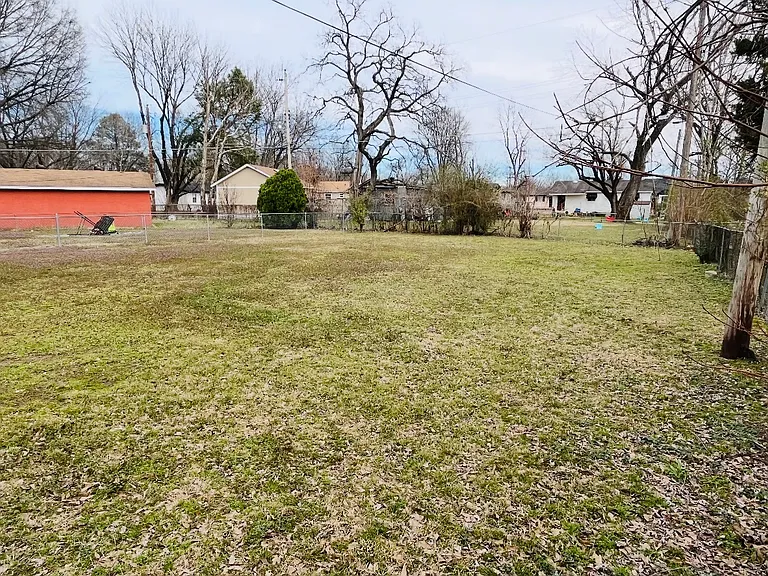 704 Rose Ln — Photo 7