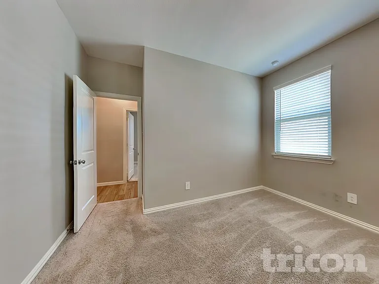 2106 Silver Charm Ln — Photo 8
