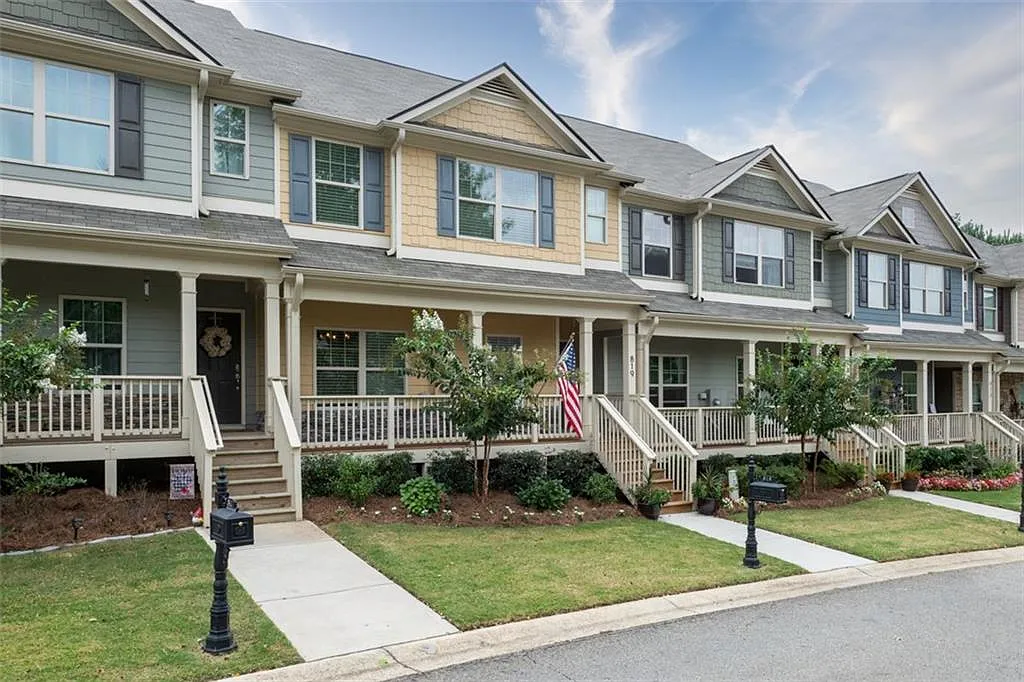 3 bed, 2.5 bath, 2641 sqft, $2,250 — Photo 2