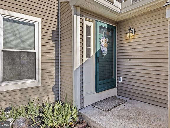 3rd image of 1622 Lakeview Cir