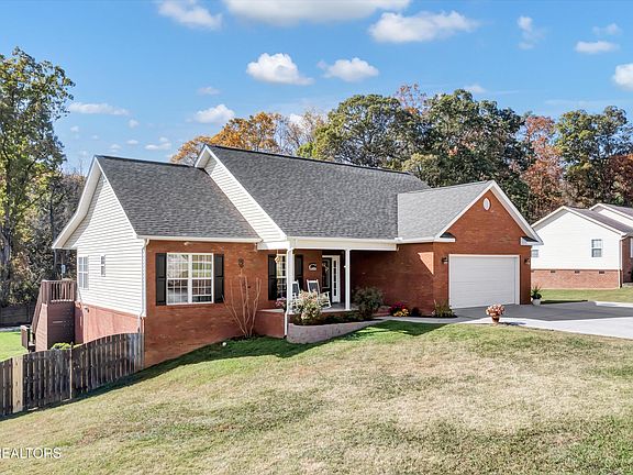 2nd image of 402 Meadowlake Cir