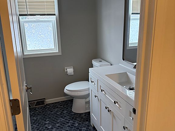 4th image of 5763 Broadway St #C