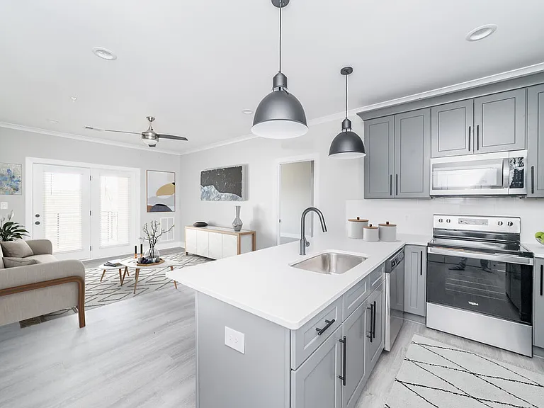 1114 Rosedale Ln — Photo 1