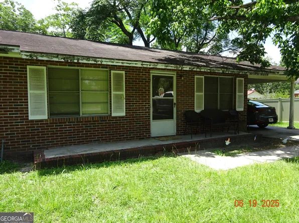 7 S College St, Claxton, GA 30417