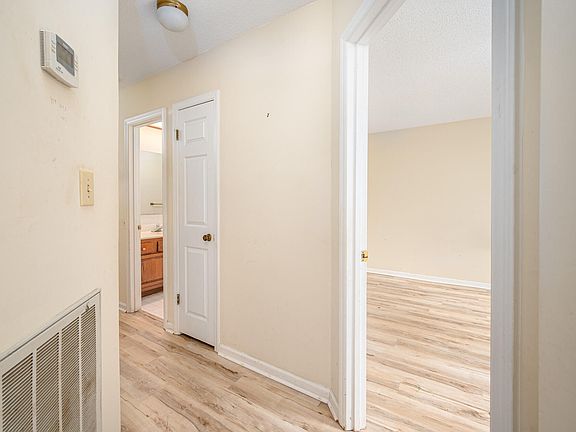 5th image of 124 Woodbridge Ln
