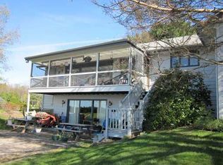 11 Beach Rd, Raymond, ME 04071
