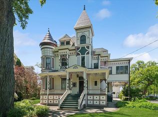 214 S State St, Elgin, IL 60123
