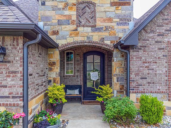 2nd image of 211 Saddle Brook Cir