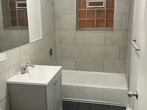 4th image of 4426 S Michigan Ave Unit 1