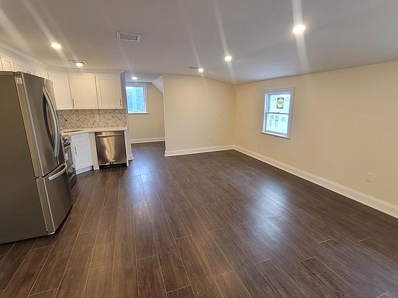 3rd image of 568 Gardiners Ave #2