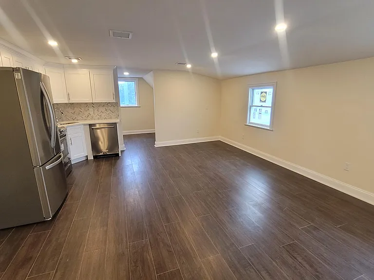568 Gardiners Ave #2 — Photo 3