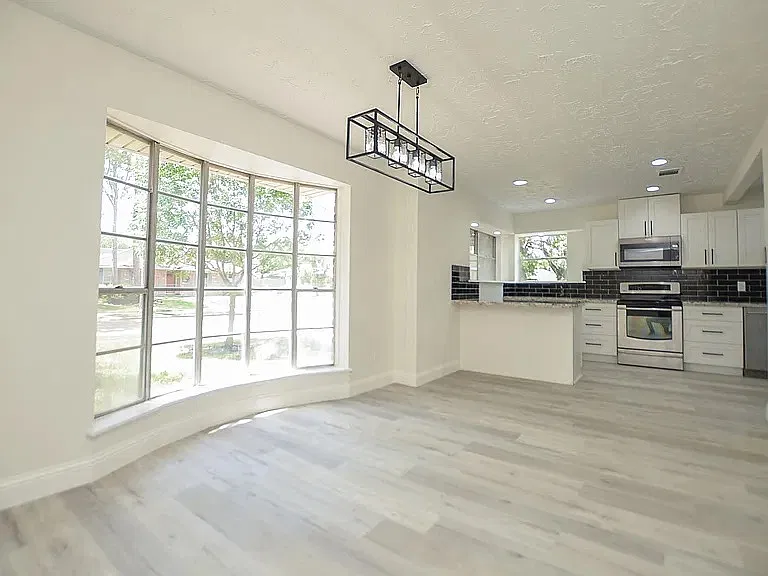4 bed, 2149 sqft, $2,299 — Photo 2