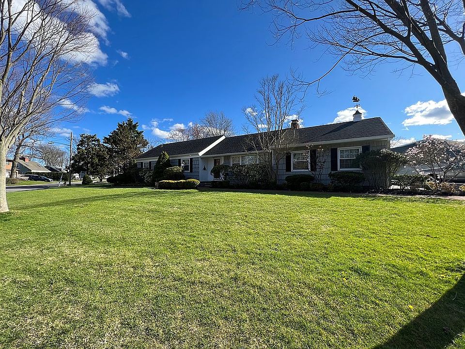 1st image of 10 Nancy Dr