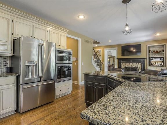 3rd image of 9207 W 146th St