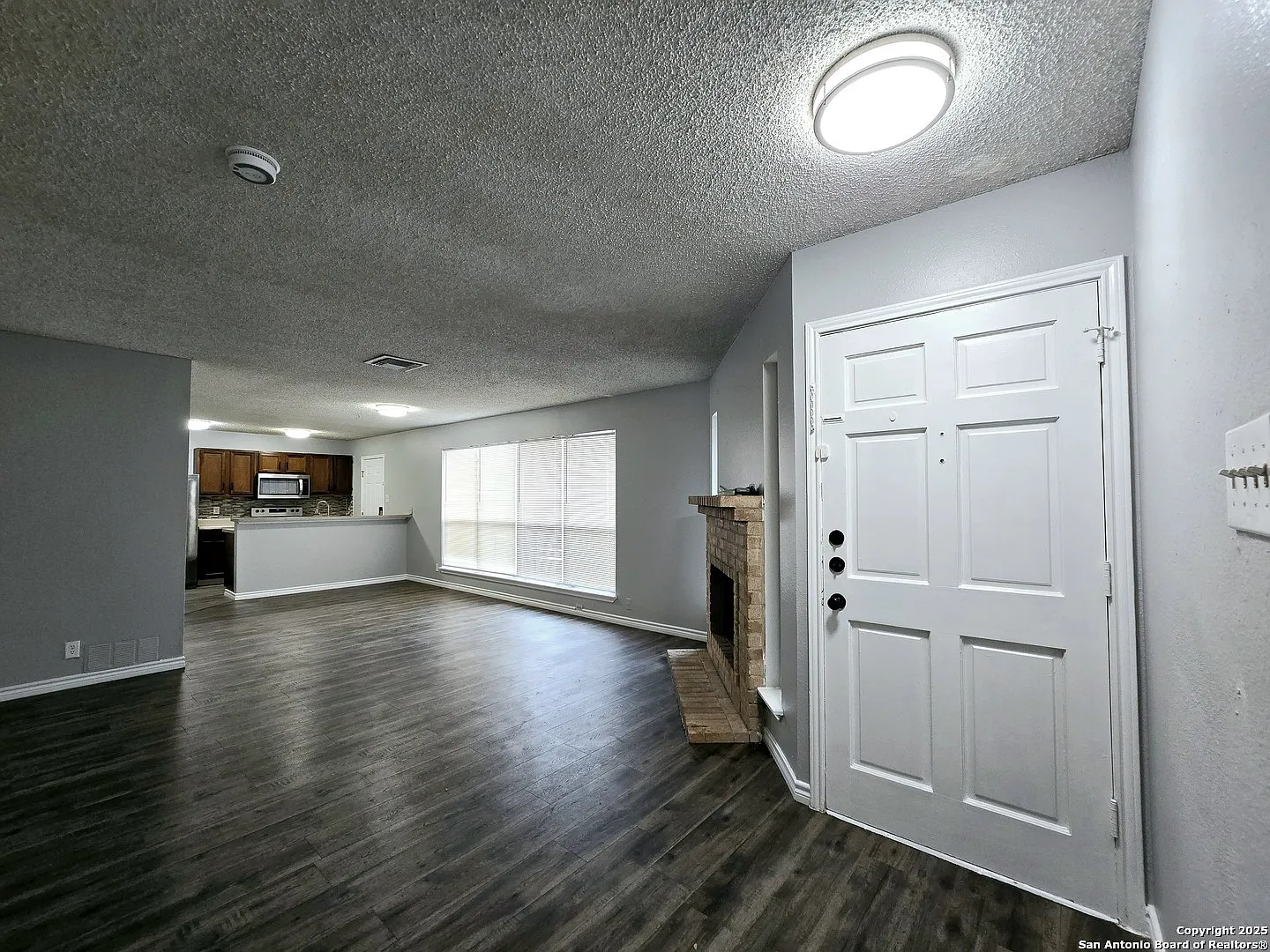 2 bed, 1000 sqft, $1,200 — Photo 2