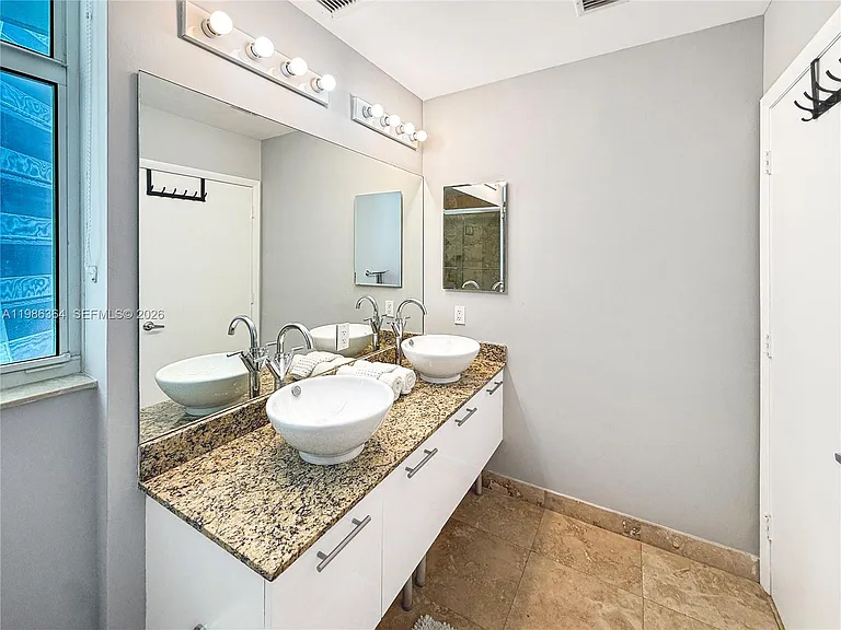 41 SE 5th St #602 — Photo 14