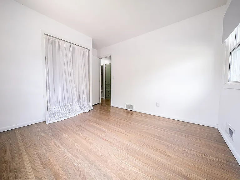 2416 Queens Dr — Photo 12