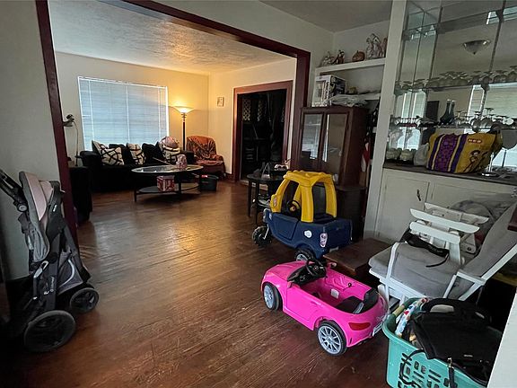 4th image of 4010 Beggs St