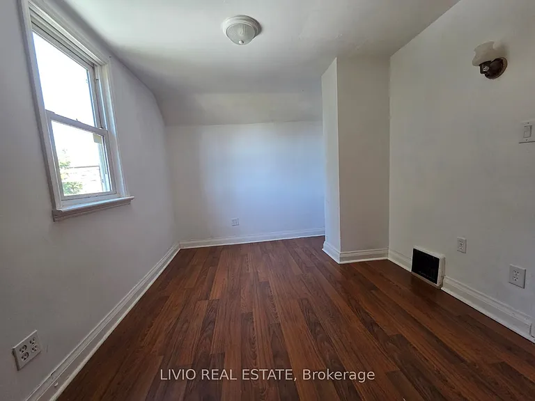 323 Queen St E — Photo 19