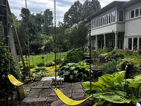 3rd image of 240 Saddleridge Dr
