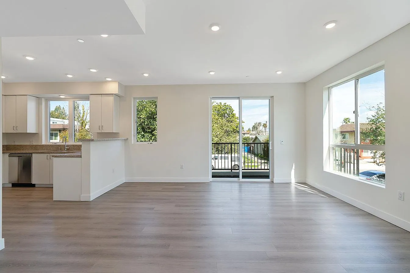 14228 Delano St — Photo 4