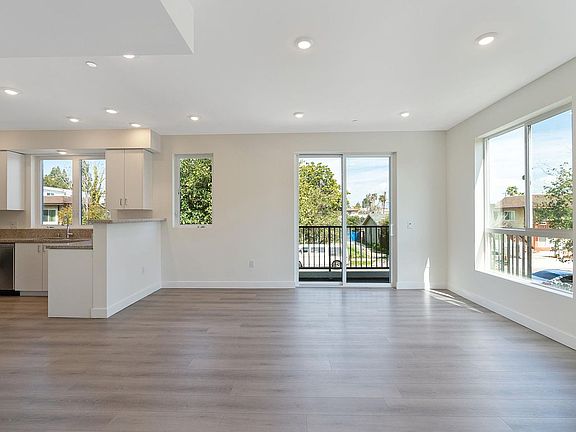 4th image of 14228 Delano St #0