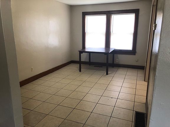 4th image of 711 N Poplar St