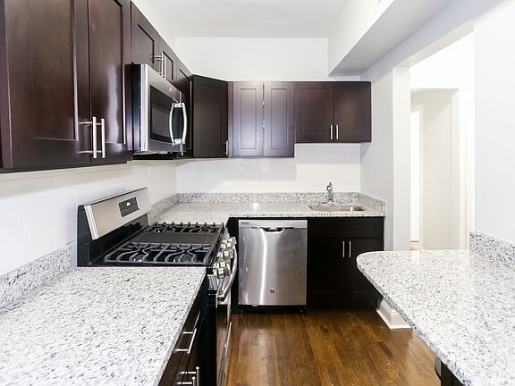 3rd image of 1114 W Glenlake Ave #2