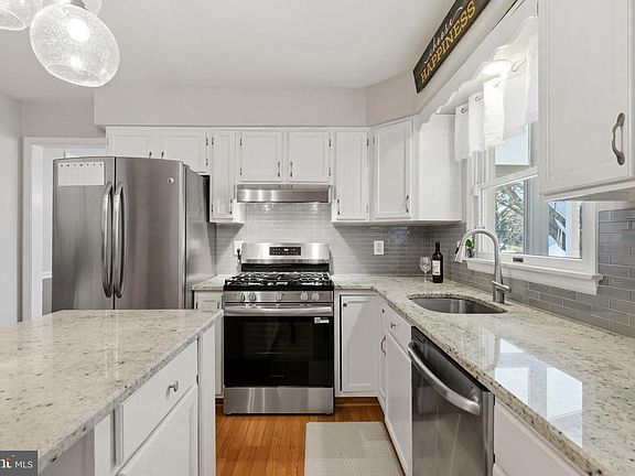 5th image of 902 E Broadway