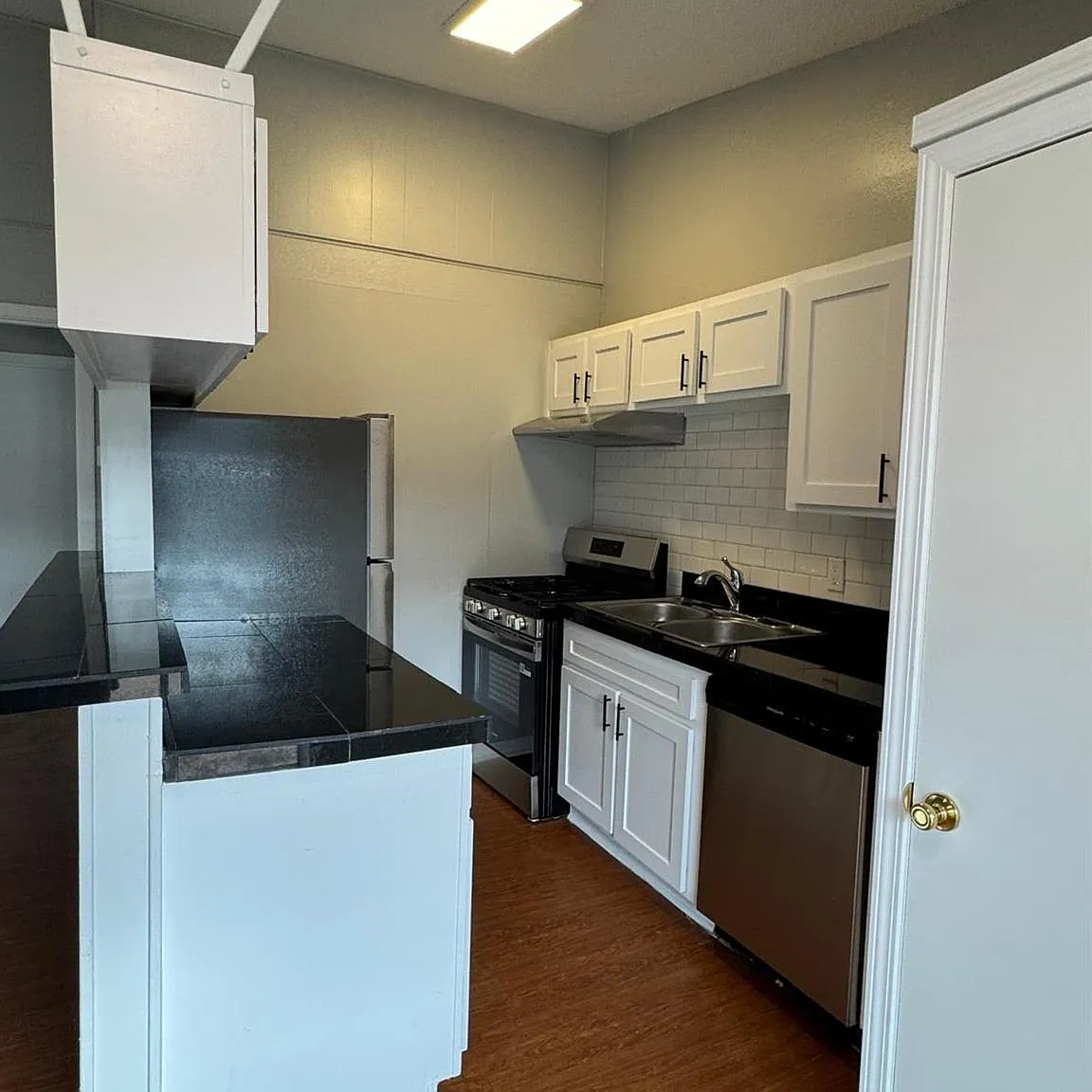 2 bed, 1.0 bath, 2800 sqft, $1,295 — Photo 2