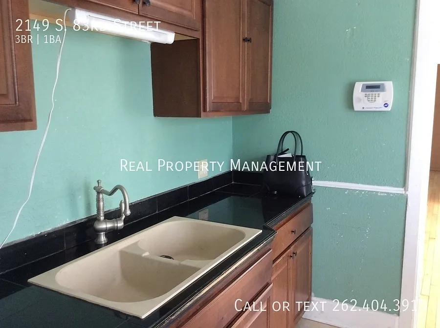 3 Bedroom Lower — Photo 2