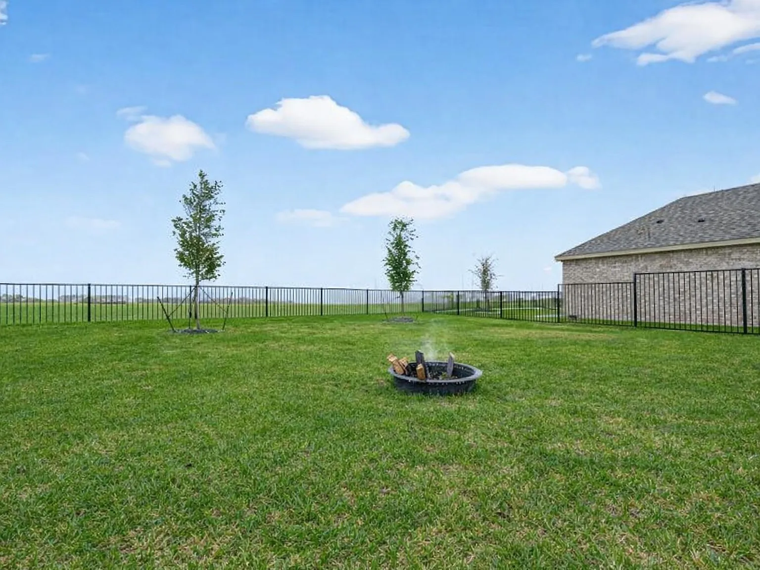 3 bed, 2.5 bath, 2182 sqft, $2,550 — Photo 2