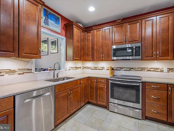 5th image of 48 Marsh Woods Ln