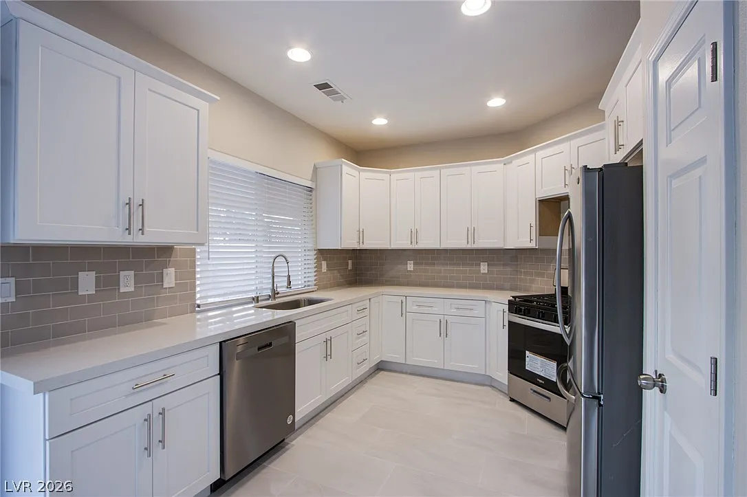 3 bed, 2.0 bath, 1395 sqft, $2,500 — Photo 3